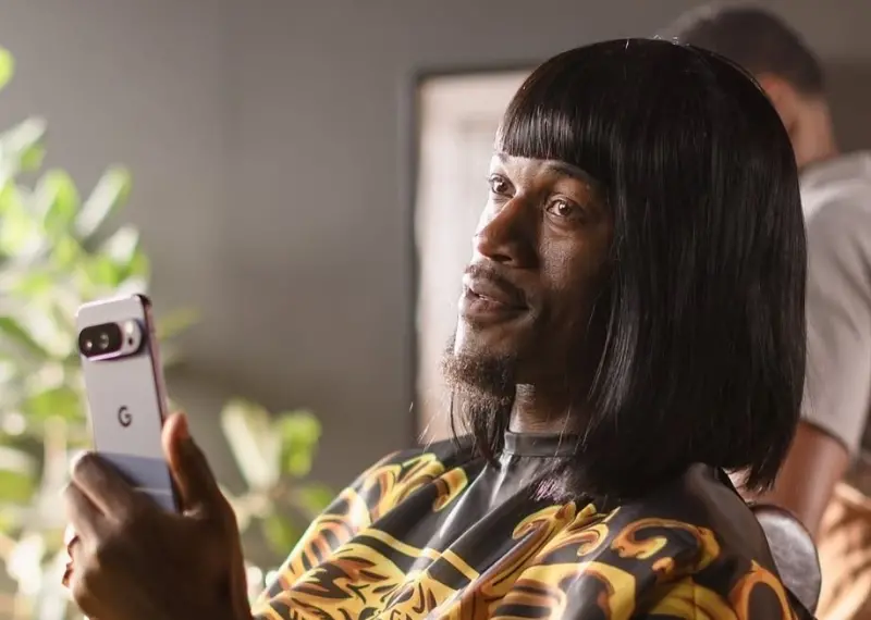 ▲勇士雙星巴特勒、柯瑞接受廣告拍攝，巴特勒換上許多髮型，其中一個妹妹頭搭配中長直髮的造型，讓柯瑞進入攝影棚後也笑到彎腰。（圖／取自巴特勒IG）