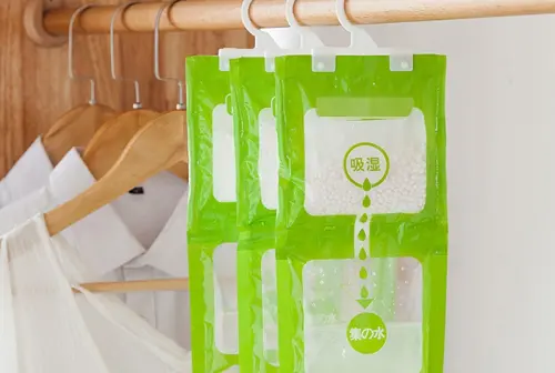 雨下不停好潮濕！她用「吊掛式除濕袋」讚有香味　內行搖頭曝災情
