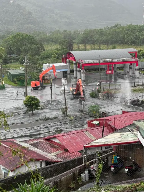 鳳凰沒觸陸先發威！花蓮馬太鞍溪便橋被淹沒　台鐵停駛資訊一次看
