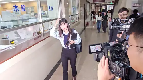 ▲網紅「仙塔律師」李宜諪陪同靈骨塔詐騙集團接受偵訊期間，涉嫌洗錢及洩密，遭求刑1年以上且不得緩刑。（圖／記者劉松霖攝，2025.11.11）