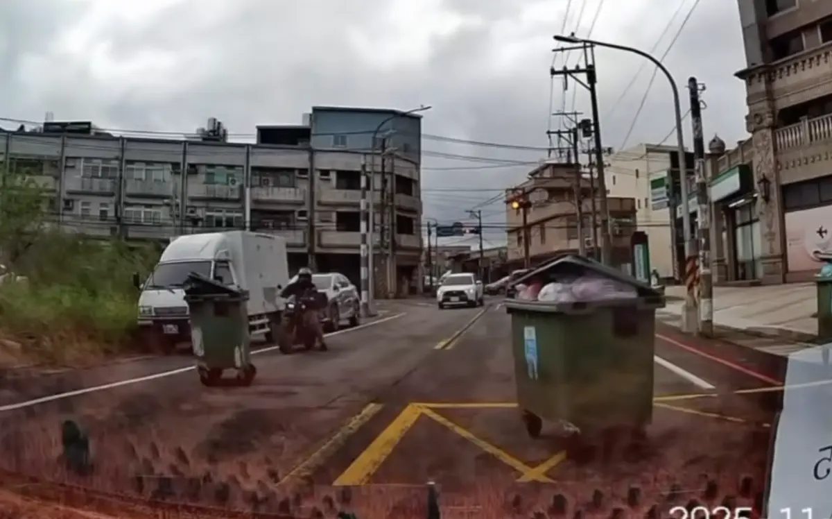 桃園沿海狂風！他開車遇「垃圾桶飛彈」衝路中 驚險畫面曝