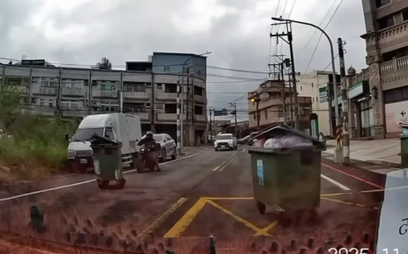 影／桃園沿海狂風！他開車遇「垃圾桶飛彈」衝路中　驚險畫面曝