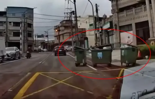 ▲今天上午，桃園大園區某社區垃圾桶被強風吹到路中，宛如「導彈」。（圖／Threads@wghwgh0312提供）