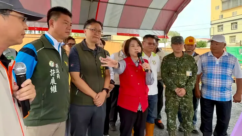 ▲周春米視察大潭滯洪池表示，將持續嚴密監控颱風動態，全面啟動防颱整備。（圖／記者莊全成翻攝）
