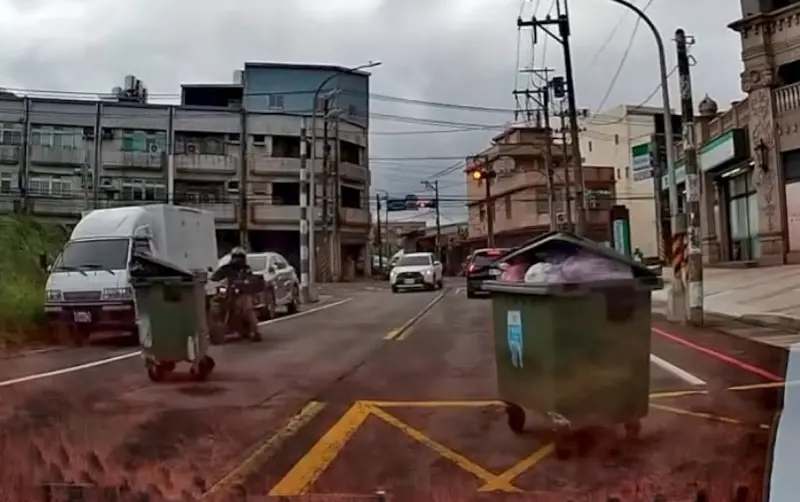 ▲鳳凰颱風在北部吹起平均風6級以上或陣風8級以上的強陣風，一名駕駛在桃園拍下垃圾子母車滑行馬路的驚險瞬間，畫面宛如「垃圾桶飛彈」差點釀禍。（圖／翻攝自Threads@wghwgh0312）