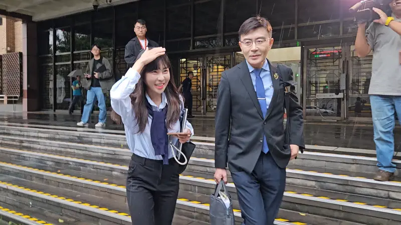 ▲捲入為詐團洗錢、洩密風波以來，「仙塔律師」李宜諪（左）2度在社群發文澄清，到法院出庭是她首度在公開場合為己喊冤。（圖／記者劉松霖攝）