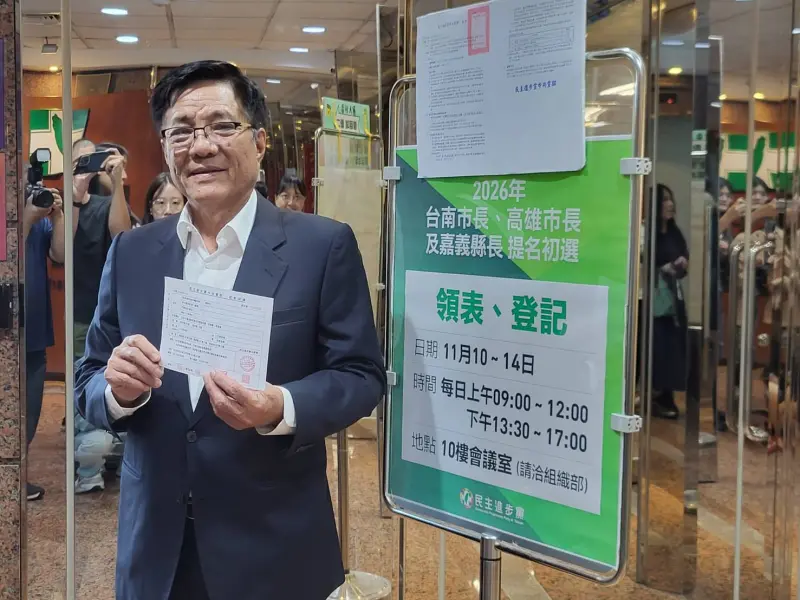 ▲黃榮利下午赴黨中央登記初選。（圖／記者陳佩君攝，2025.11.11）