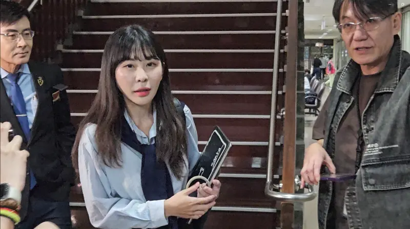 仙塔律師涉洩密詐團出庭！突被問「擔心執照被撤？」她冷回1句話