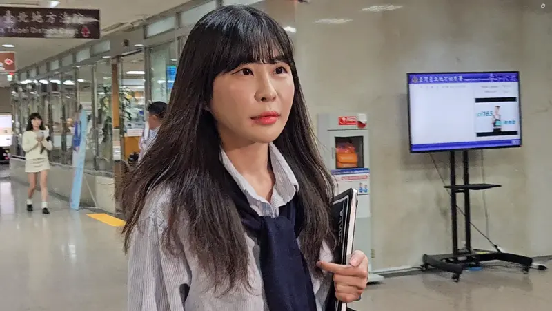    ▲「仙塔律師」李宜諪自認正當行使辯護權，她尊重檢方判斷，還自嘲人在社會上總是難免被告。（圖／記者劉松霖攝）  