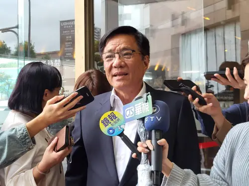 ▲黃榮利下午赴黨中央登記初選。（圖／記者陳佩君攝，2025.11.11）