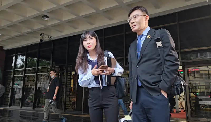    ▲因涉入洩密洗錢案遭限制出境，「仙塔律師」李宜諪（左）認為這沒什麼，但她沒必要為此放棄律師生涯、事務所、員工、朋友潛逃國外，因為「這又不是什麼很重的罪」。（圖／記者劉松霖攝）  