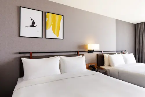 ▲也有四人一宿全餐專案，入住「高級客房 二大床」，除含翌日4客早餐，更附當日晚餐4客。（圖／嘉義福容voco酒店提供www.fullon-hotels.com.tw/voco/cy/tw/）