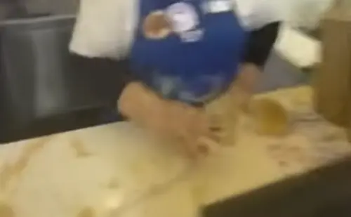 中國奧客潑大馬商家咖啡！登上多國熱搜　網諷：再秀下限
