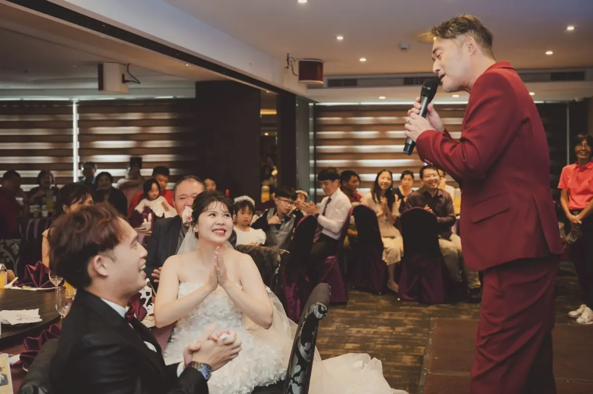 ▲本土劇一哥江國賓（右）突然現身粉絲婚禮，變身一日婚禮歌手，在場賓客又驚又喜，新娘也感動得紅了眼眶。（圖／三立提供）