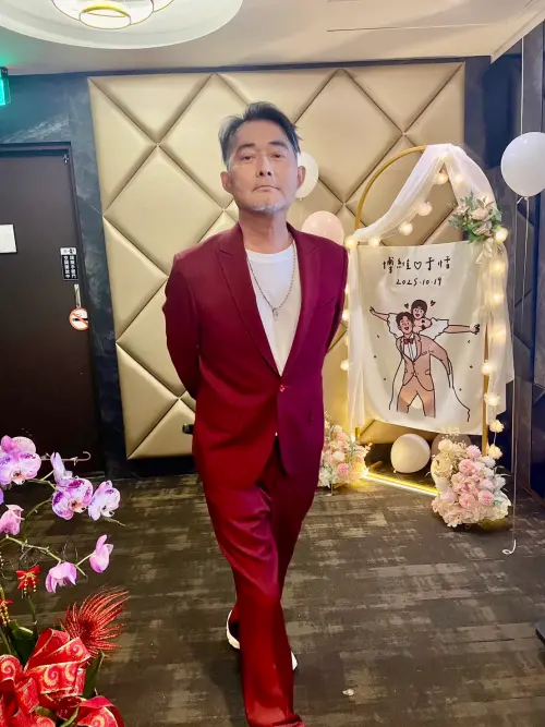 ▲江國賓（如圖）在百忙之中參與粉絲婚禮，還獻上歌喉，賓主盡歡。（圖／三立提供）