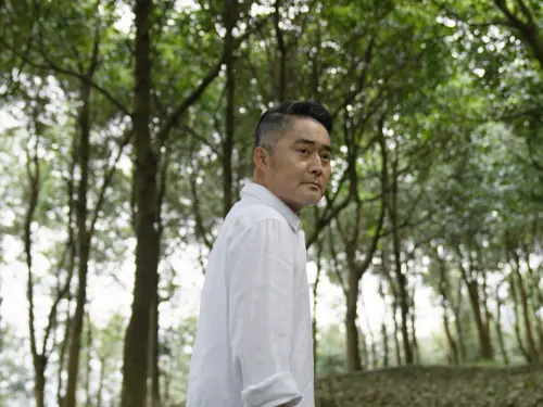 ▲江國賓（如圖）長年拍戲，要有正常作息不容易，但近年歷經手術，讓他重新調整腳步，學會健康生活。（圖／三立提供）