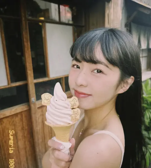 ▲簡廷芮這次捲入粿粿、王子婚外情風波，被指美國行與王品澔交往過於親密，她的小開老公出面為她說話。（圖／翻攝自臉書@簡廷芮 Dewi Chien）