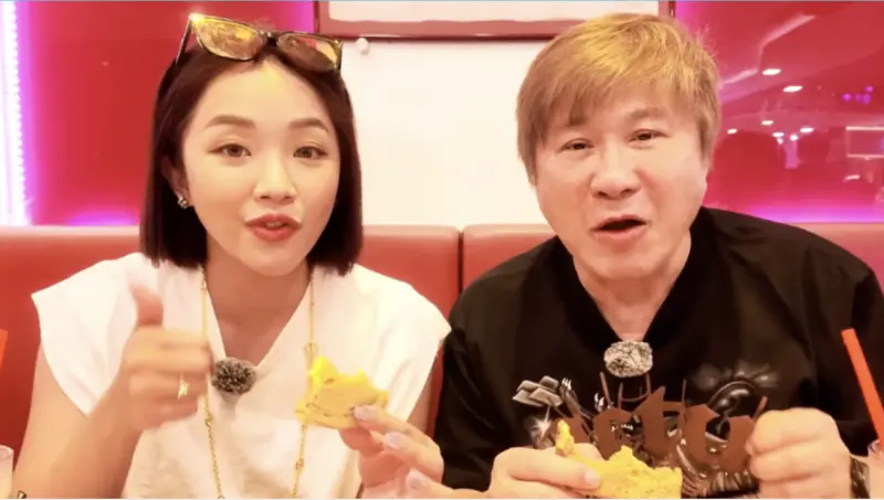 ▲胡瓜（右）YouTube頻道《下面一位》最新一集，邀請女星賴慧如同遊新加坡，過程盡興吃美食，隨後又到夜間動物園遊玩，這趟極樂行程，2人玩得不亦樂乎，影片發布5天便破42萬人次觀看。（圖／翻攝自下面一位YouTube）