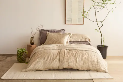 ▲16日前下載HOLA App並完成會員註冊與登入，可獲總價一萬元折扣券，羽絨被／羊毛被／床包組一件折500元。（圖／HOLA提供）