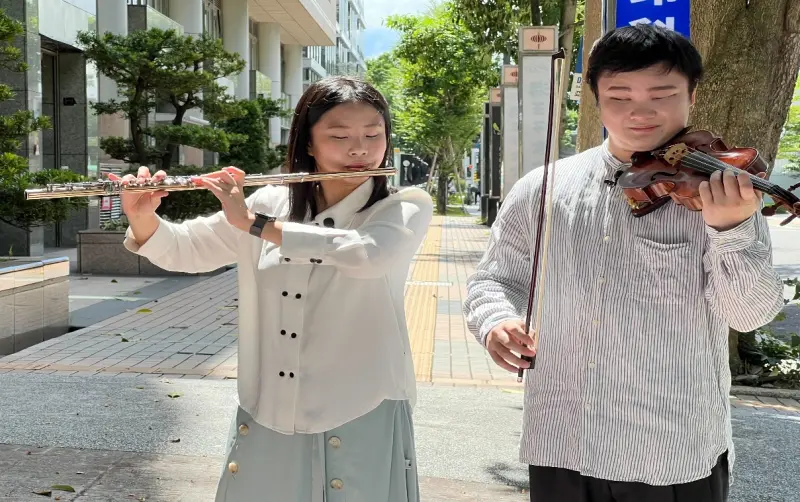 ▲新北身障表演工作者，長笛手劉育瑄、小提琴手夏官鼎。（圖／新北市勞工局提供）