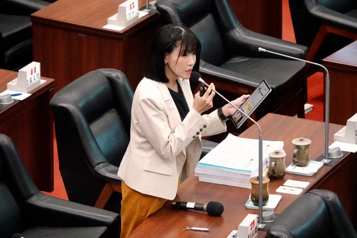 ▲高市府總預算遭藍營杯葛，綠營高市黨團譴責拖累市政腳步，幹事長鄭孟洳指出，民進黨團的主張是基於程序正義與議會監督原則。(資料照/市議員鄭孟洳辦公室提供)