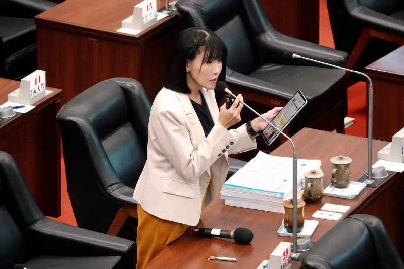 ▲高市府總預算遭藍營杯葛，綠營高市黨團譴責拖累市政腳步，幹事長鄭孟洳指出，民進黨團的主張是基於程序正義與議會監督原則。(資料照/市議員鄭孟洳辦公室提供)