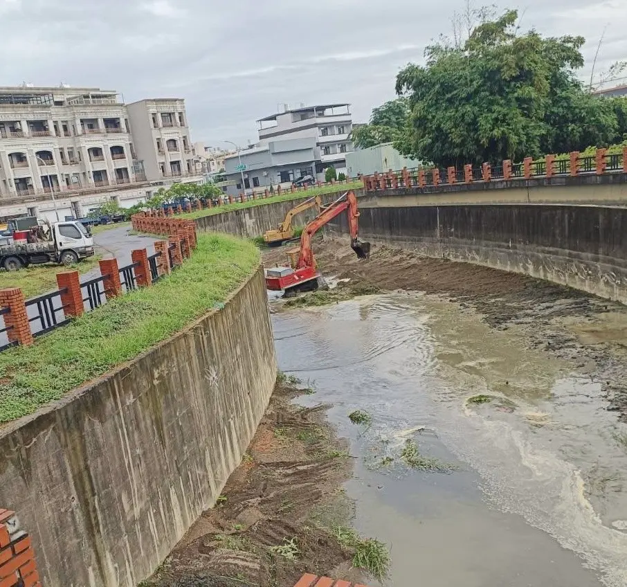 鳳凰颱風來襲 水利局強化清疏曹公新圳排水通洪能力