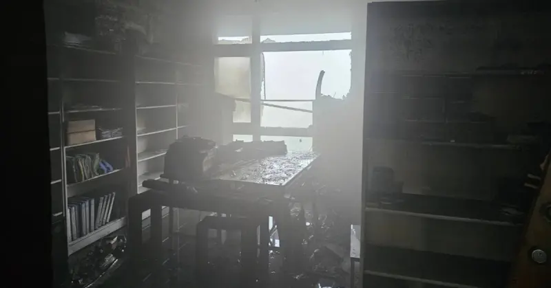 快訊／颱風天遇祝融！佛光大學雲起樓4F冒煙起火　消防急灌救