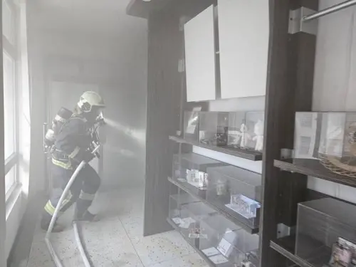 ▲宜蘭縣私立佛光大學今（11）日下午1時許驚傳火警，位於該校的雲起樓的4樓研究室不明原因起火，冒出陣陣黑煙。（圖／民眾提供）