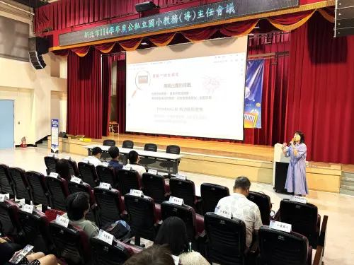 ▲廣福國小郭貞瑩老師分享NotebookLM能生成符合教學目標的試題，協助教師減輕命題負擔，更能落實素養導向教學。（圖／新北市政府教育局提供）