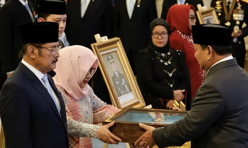 ▲印尼總統普拉伯沃（Prabowo Subianto）（右）將「國家英雄勳章」頒授給前總統蘇哈托的子女西蒂（左二）與班邦（左一），典禮莊嚴卻爭議不斷。（圖／路透社／達志影像）