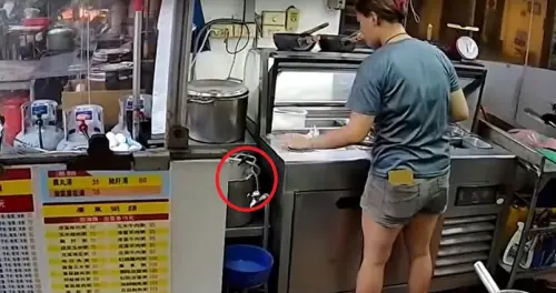 超噁！老鼠掉進一鍋粥女店員超淡定　台中食安處：最高罰2億
