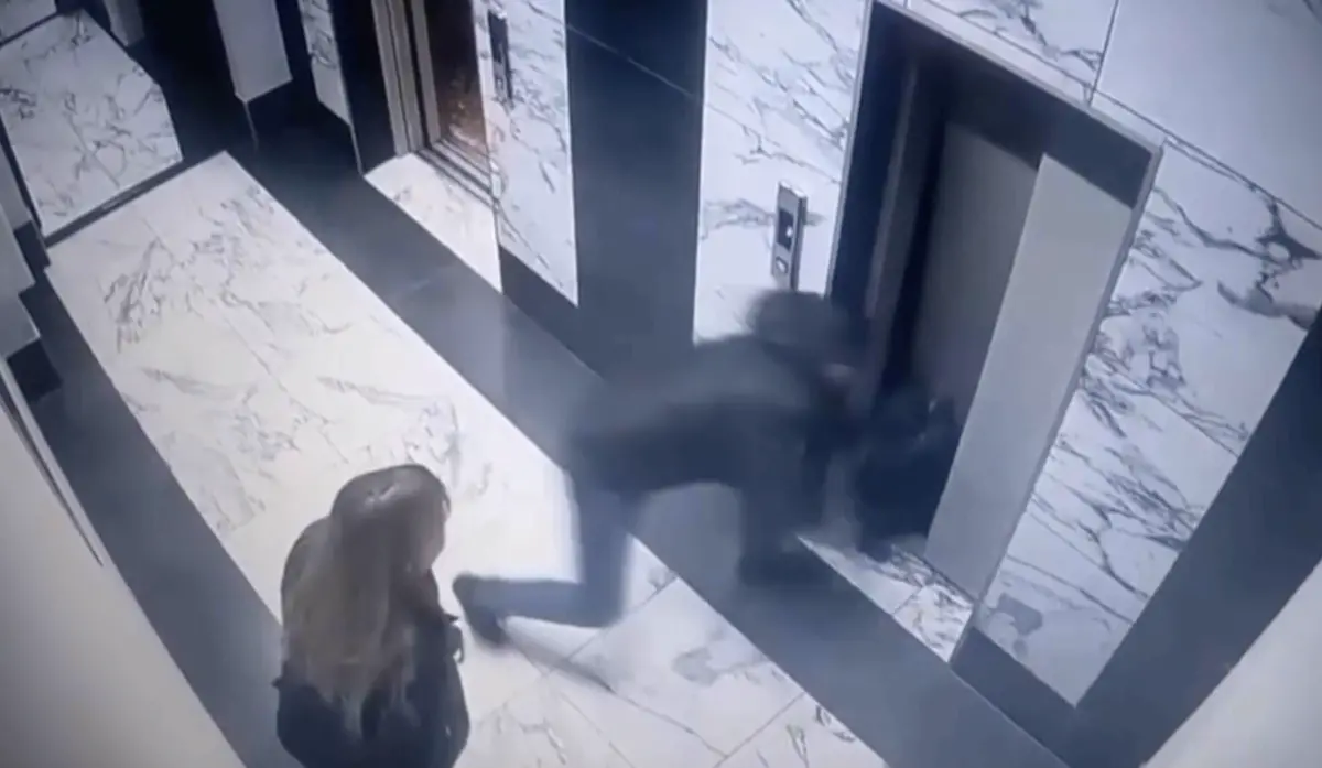 驚險瞬間曝！3歲娃摸電梯門秒遭吞沒 跌1.8公尺深電梯井