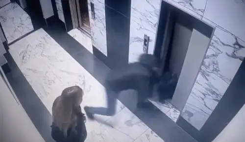 影／驚險瞬間曝！3歲娃摸電梯門秒遭吞沒　跌1.8公尺深電梯井
