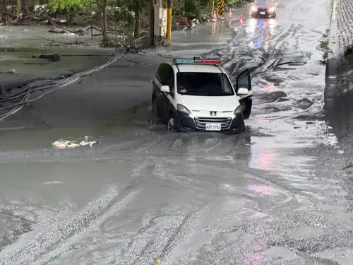 ▲花蓮地方巡邏的警車也受困，台9線等路段甚至一度被水淹路面。（圖／翻攝畫面）