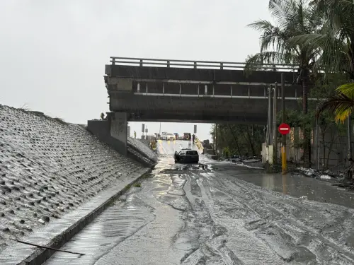 ▲花蓮地方巡邏的警車也受困，台9線等路段甚至一度被水淹路面。（圖／翻攝畫面）