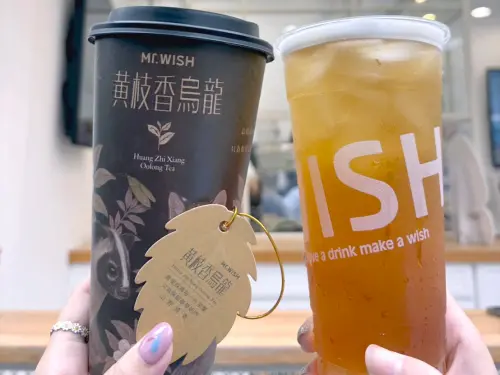 ▲黃枝香烏龍有期間嚐鮮價，並提供系列茶飲專屬吊卡。（圖／翻攝畫面）