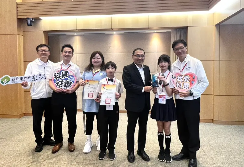 ▲全國科展第一名師生於市政會議獻獎，圖為中山國小獲獎師生。（圖／新北市政府教育局提供）