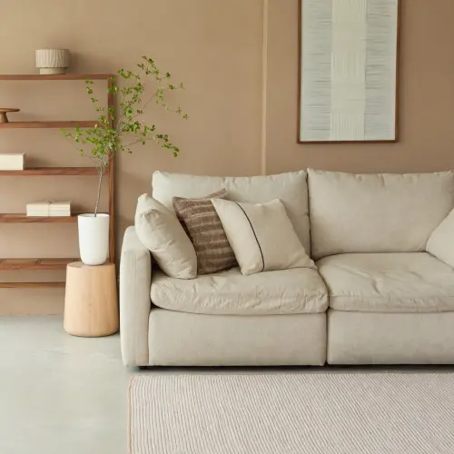 ▲艾禮思落地貓抓布沙發 三人 白沙色。（圖／HOLA提供）