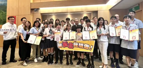▲第65屆全國科展第一名獲獎師生於市政會議獻獎大合照。（圖／新北市政府教育局提供）