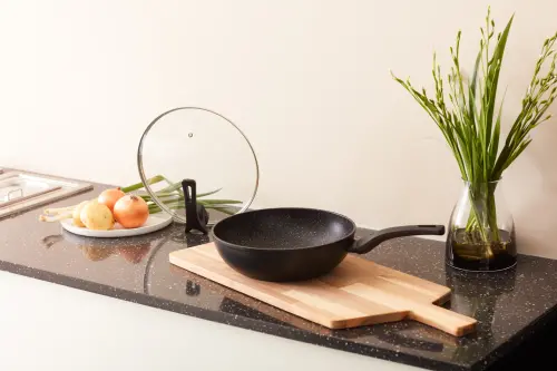 ▲史東導磁不沾炒鍋 28cm（晶點）。（圖／HOLA提供）