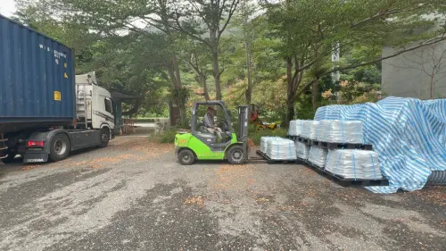 ▲日本日瀝集團捐贈路面修補材料助東部風災復原，已於10月27日及  11月3日分批運抵花蓮太魯閣及台東大武工務段。（圖／公路局）