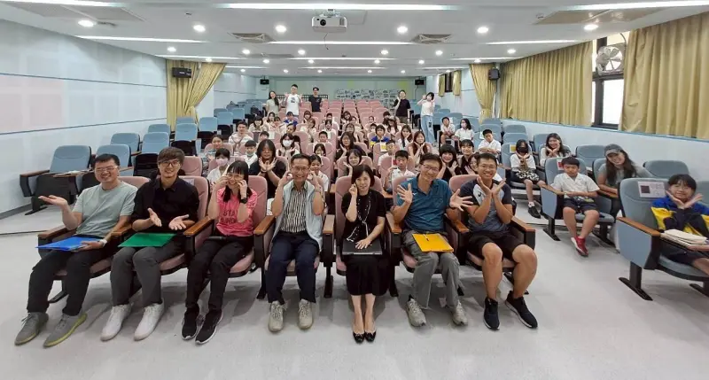 ▲中山國小於10月13日舉行一場結合國際教育與美感素養的跨域公開課，以「票亮女超人」為主題，帶領學生從日常生活中熟悉的鈔票出發，觀察其中精緻的紋樣與防偽設計。（圖／新北市政府教育局提供）