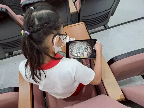 ▲課程由劉美玲老師主講，結合數位學習、媒材應用與平板繪圖，讓學生不僅學會欣賞貨幣上的紋飾之美，更能轉化觀察所得，創作出屬於自己的「票亮」紋樣。（圖／新北市政府教育局提供）