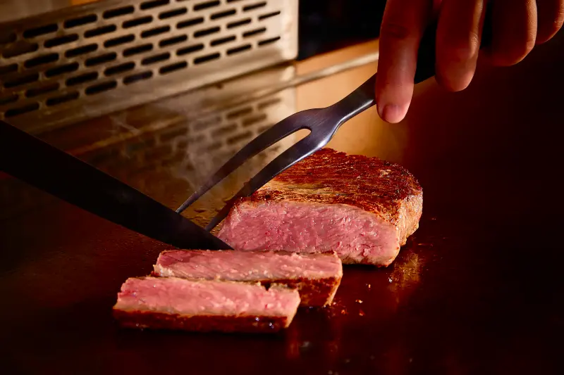 ▲初魚「豊漁集團」10週年慶，推出旗下五大品牌A5和牛、日本黑鮪魚都只要198元，像是「初魚鉄板料亭」就是加198元即享主菜「黑毛和牛」加量100克。（圖／豊漁集團提供 www.chu-yu.com.tw）