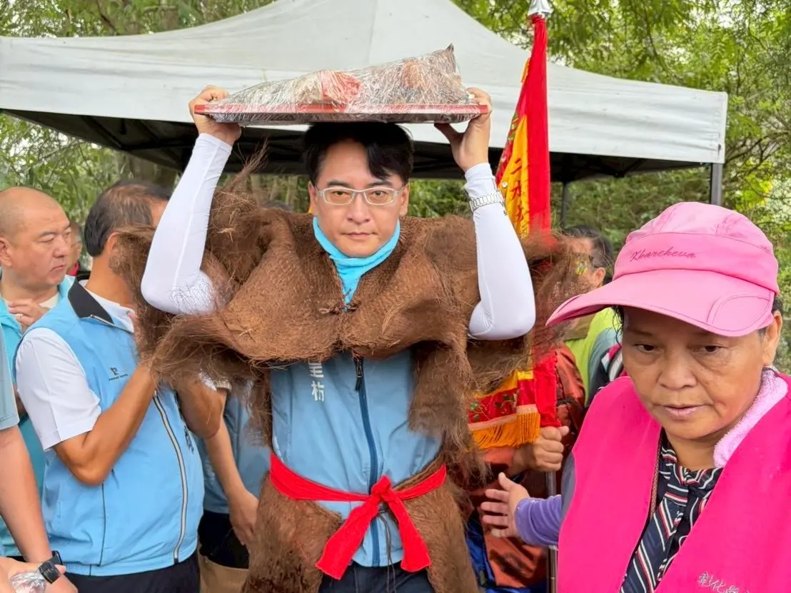 ▲前藍委柯呈枋積極曝光，日前在八堡圳跑水節擔任「簑衣引水人」。（圖／柯呈枋提供，2025.11.11）