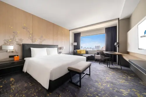 ▲高雄日航酒店週年慶同步響應政府「普發一萬元」政策，推出限時住房優惠「一泊滿食」，入住還能體驗酒店五間餐廳美食。（圖／日航酒店提供）