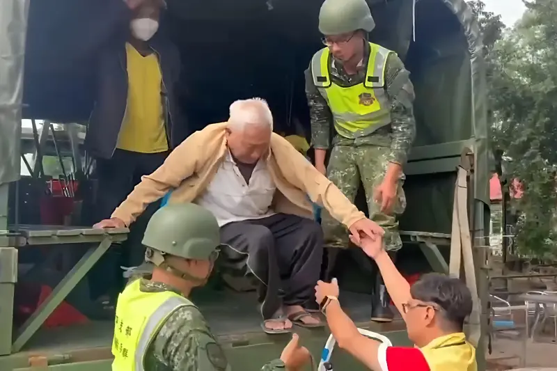 ▲陸軍4支部官兵協助六龜區土石流潛勢區民眾預防性撤離。（圖／記者莊全成翻攝）