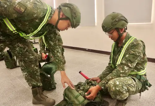 ▲陸軍43砲官兵實施防災器具檢整。（圖／第四作戰區提供）