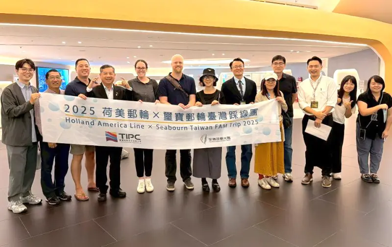 ▲台灣港務公司力邀國際2大航商聯袂到我國踩線，由台灣港務公司總經理王錦榮(左4)率員熱烈歡迎。(圖／台灣港務公司提供)